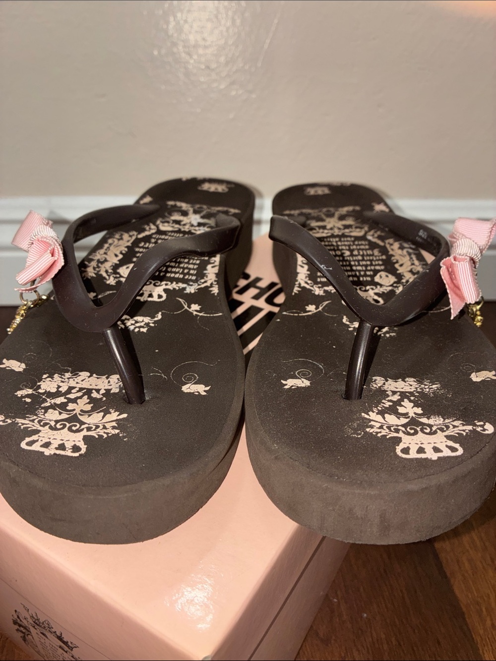 Y2K VINTAGE Juicy Couture Brown Flip Flop Wedge Sandals with Pink Bow Charms 8M - Picture 7 of 13